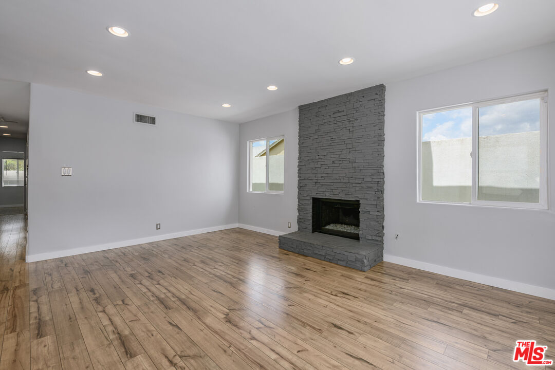 5825 Topeka Dr