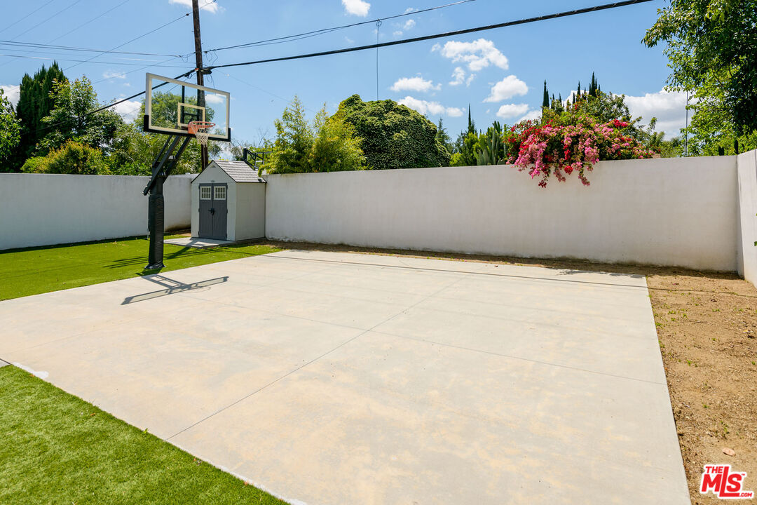 5825 Topeka Dr