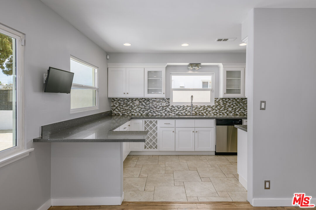 5825 Topeka Dr