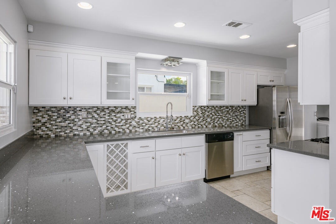 5825 Topeka Dr