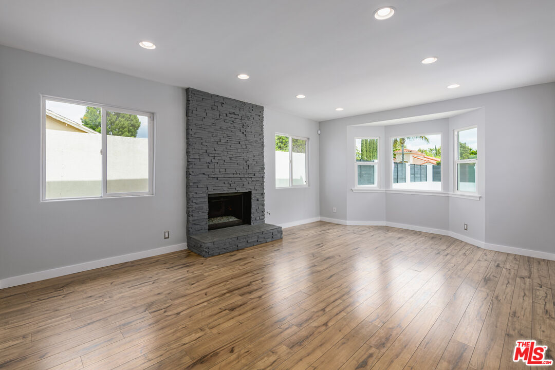 5825 Topeka Dr