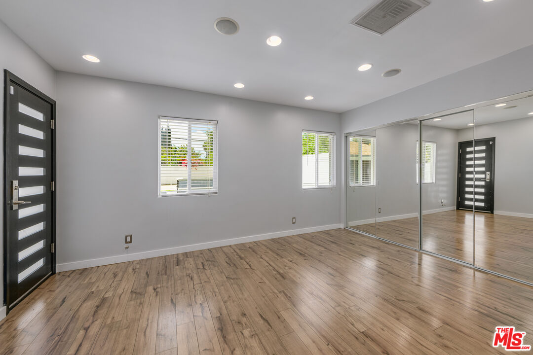5825 Topeka Dr