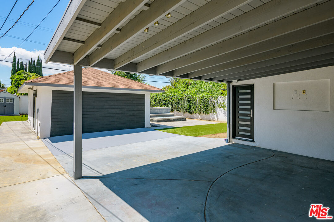 5825 Topeka Dr