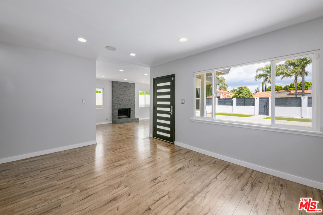 5825 Topeka Dr