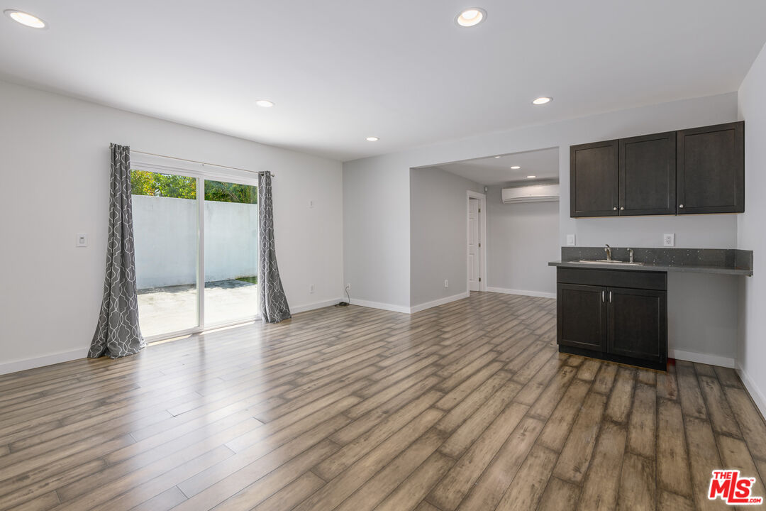5825 Topeka Dr