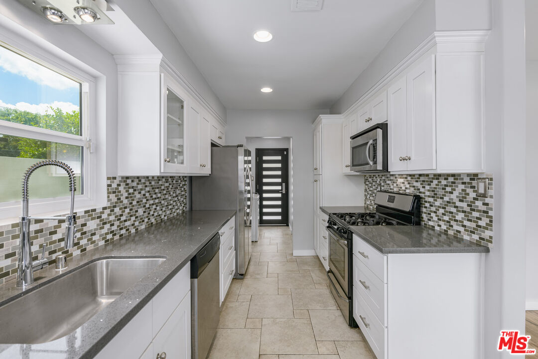 5825 Topeka Dr