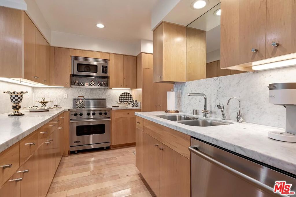 865 Comstock Avenue 10F