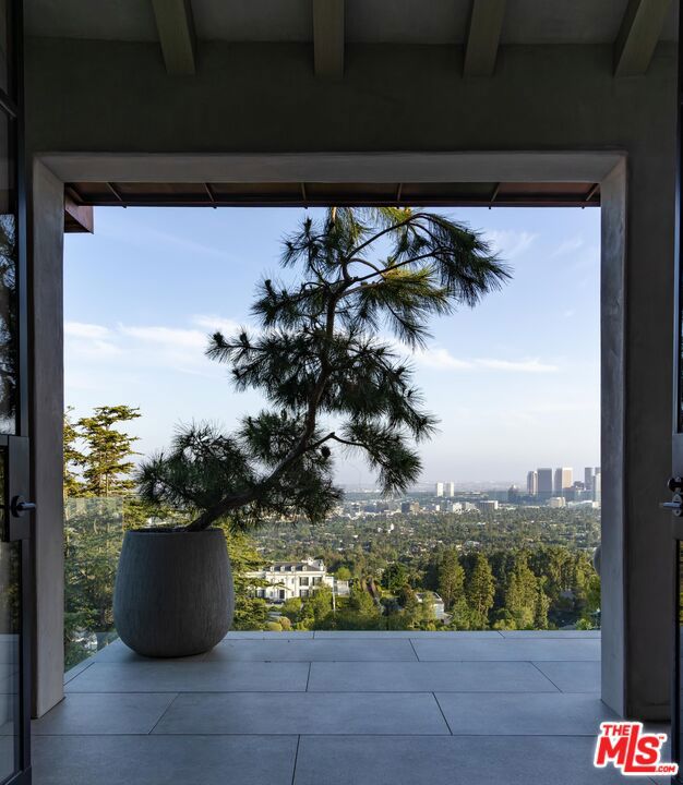 9360 Readcrest Drive