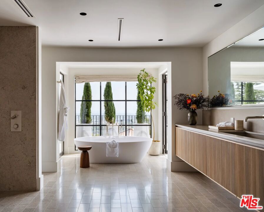 9360 Readcrest Drive