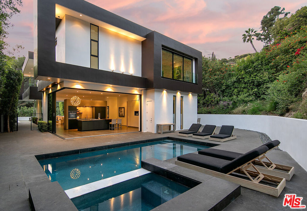 1424 Rising Glen Road