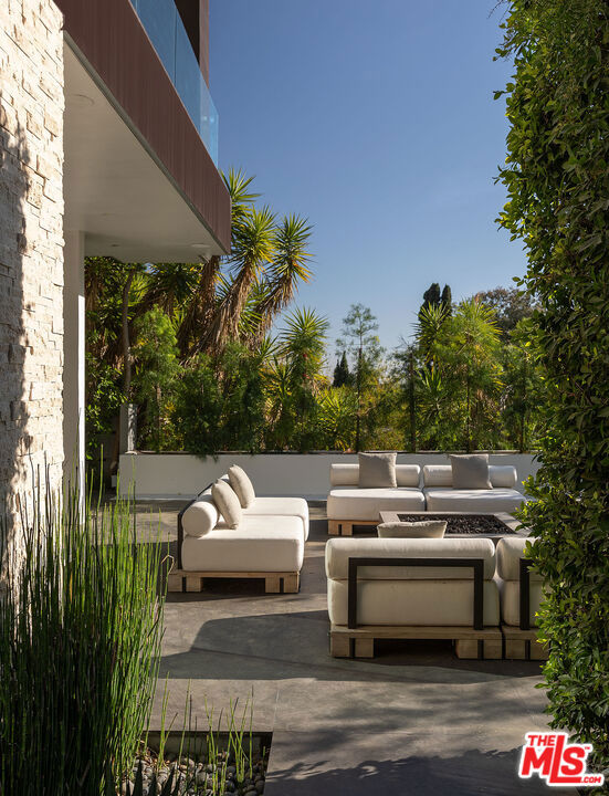 1424 Rising Glen Road