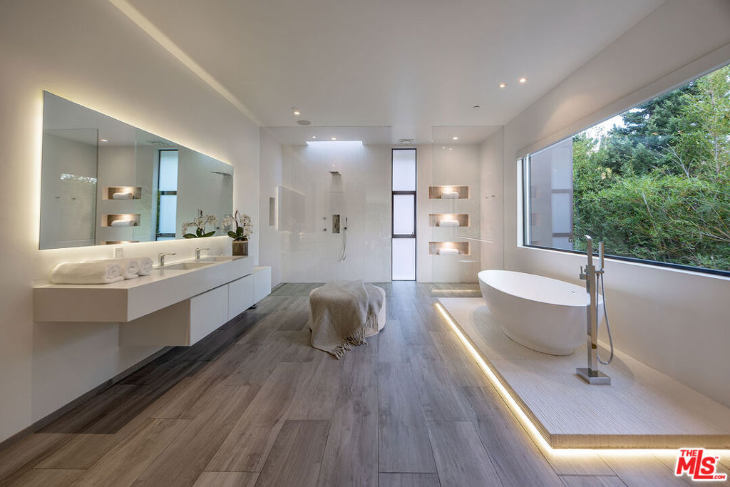 1424 Rising Glen Road