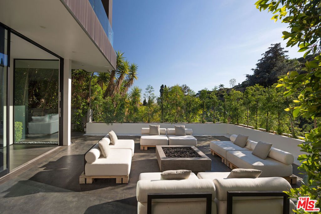 1424 Rising Glen Road