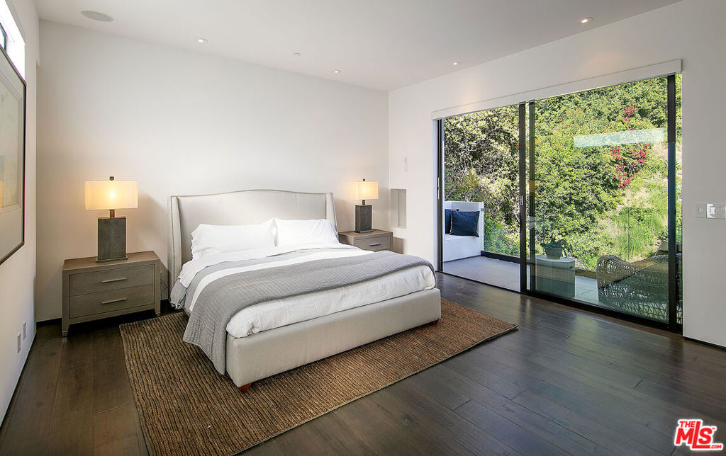 1424 Rising Glen Road