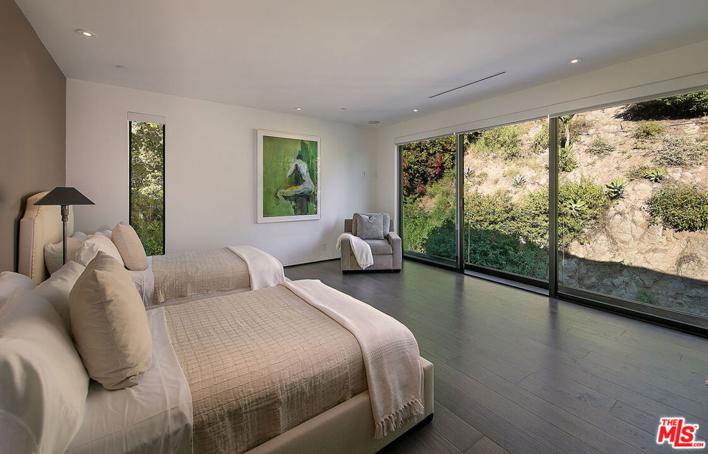 1424 Rising Glen Road