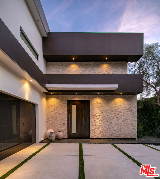 1424 Rising Glen Road