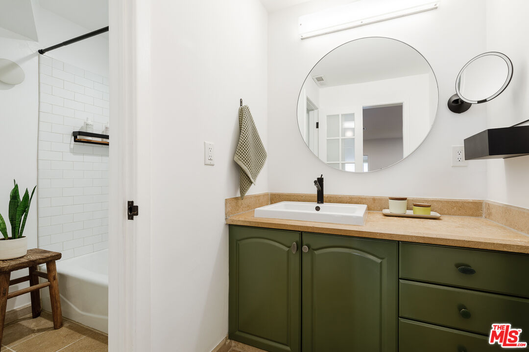 6823 Iris Cir