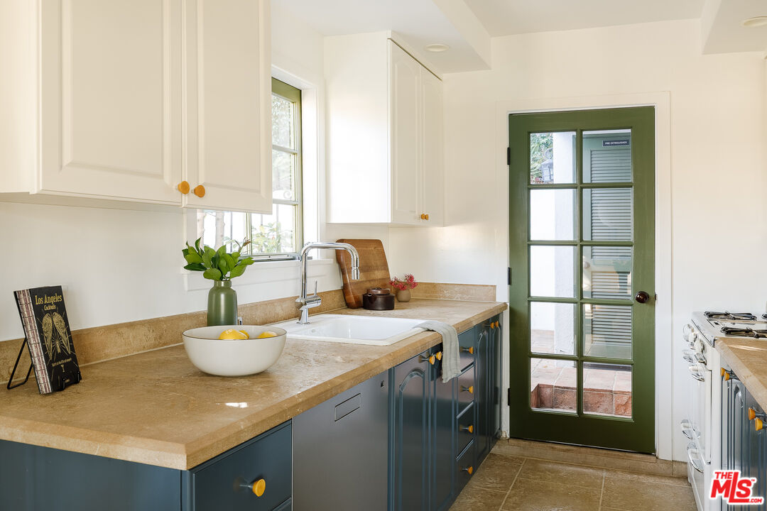 6823 Iris Cir