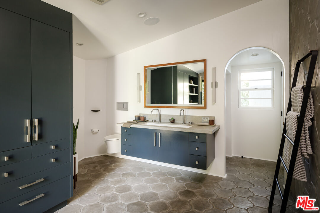 6823 Iris Cir