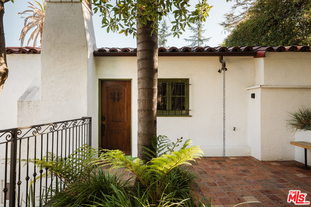 6823 Iris Cir