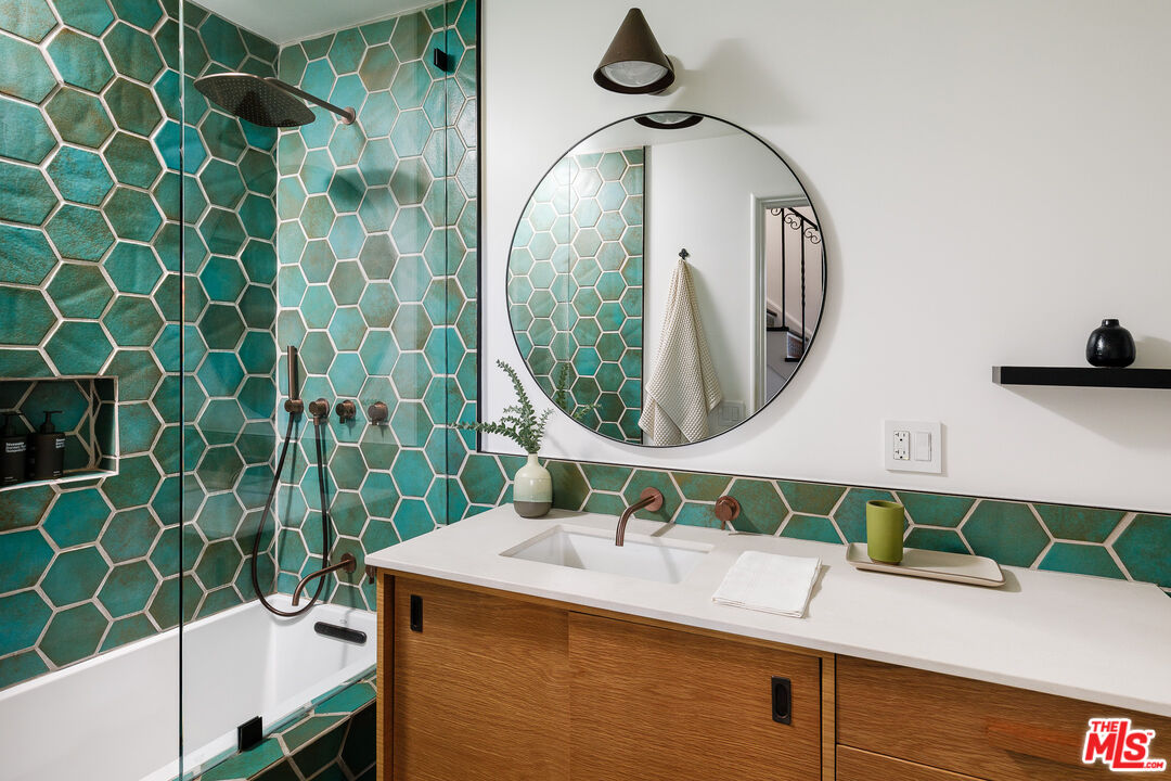 6823 Iris Cir