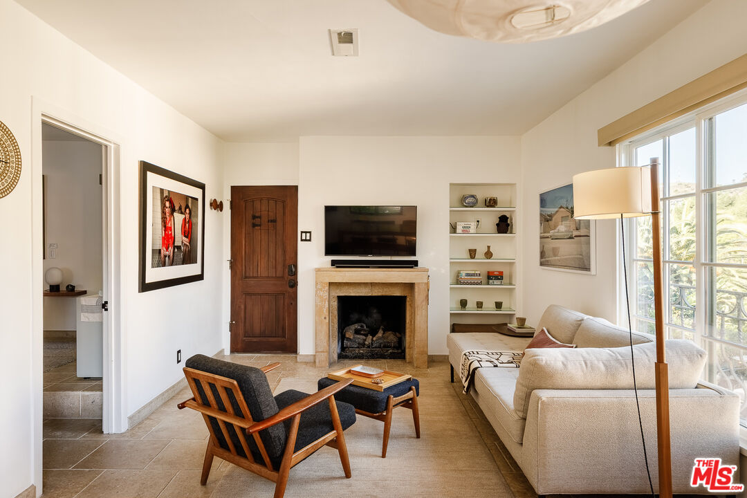 6823 Iris Cir