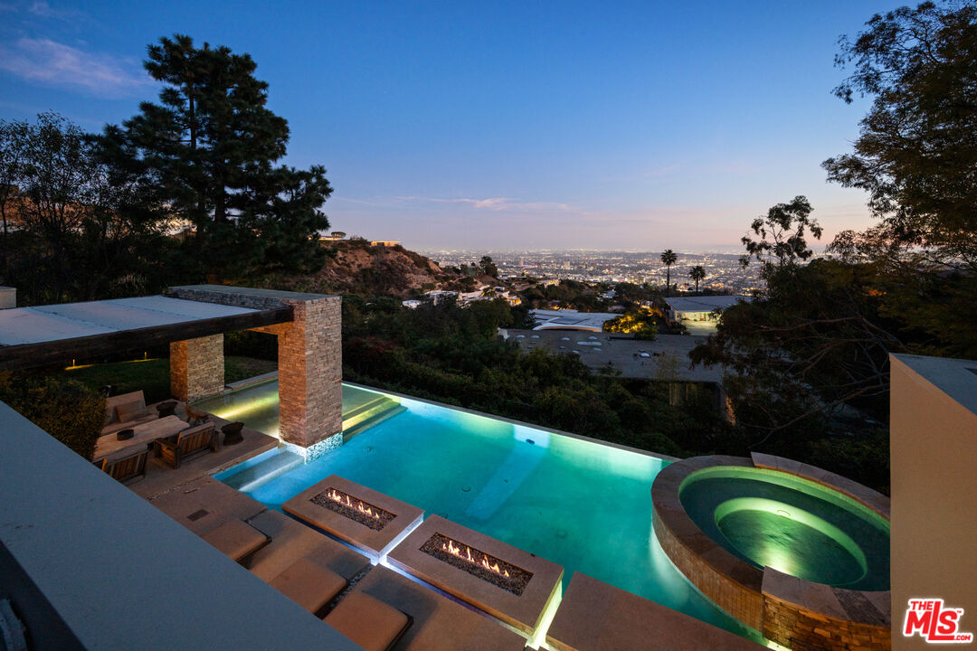 9240 Swallow Dr