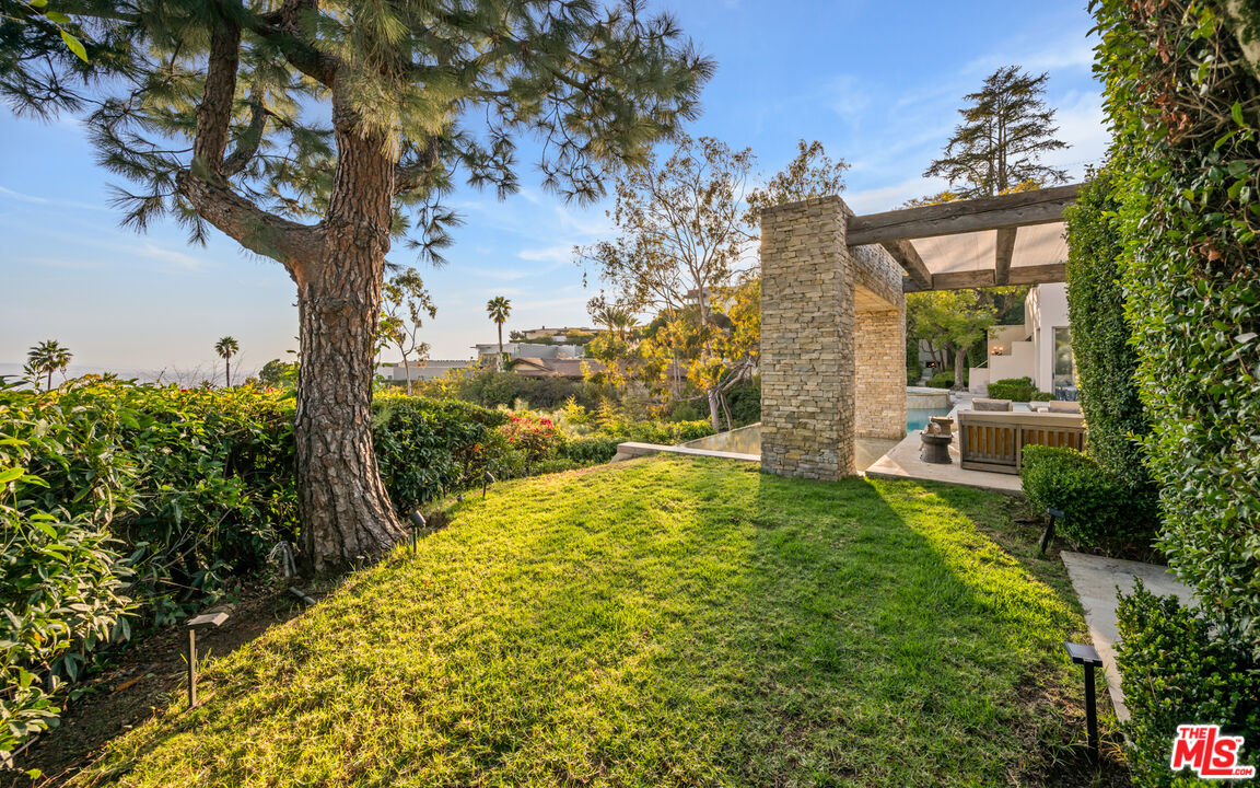 9240 Swallow Dr