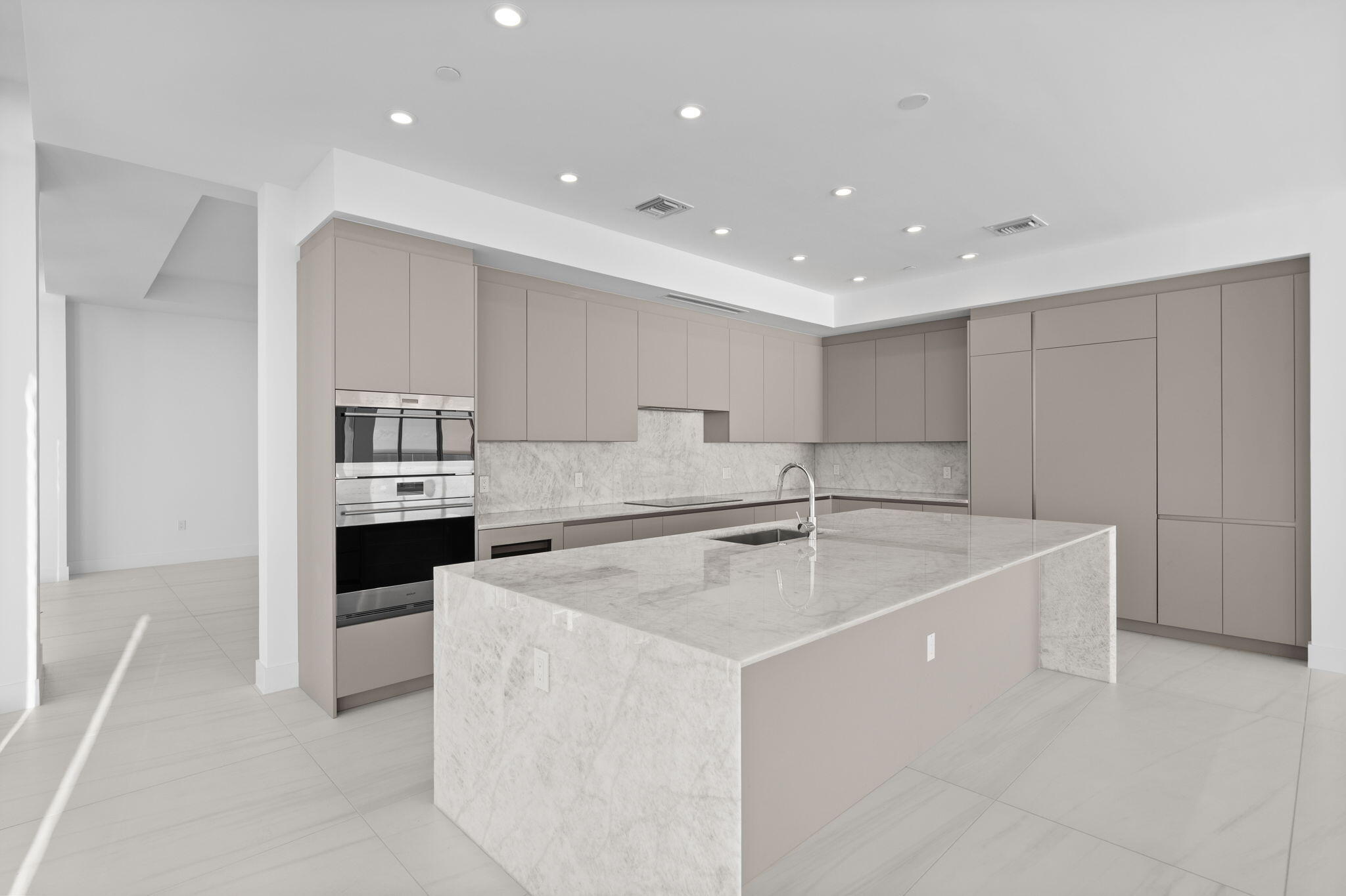151 N Seabreeze Boulevard Ph2601-e