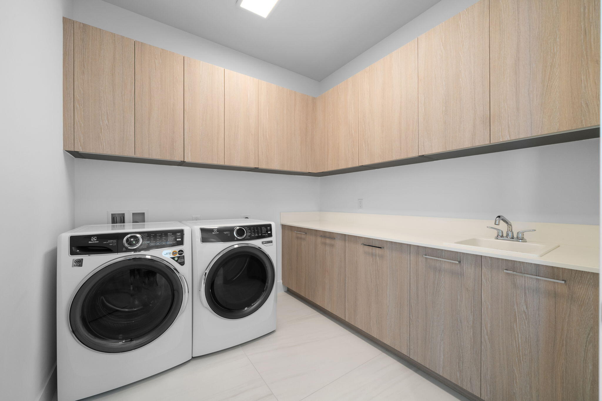 151 N Seabreeze Boulevard Ph2601-e