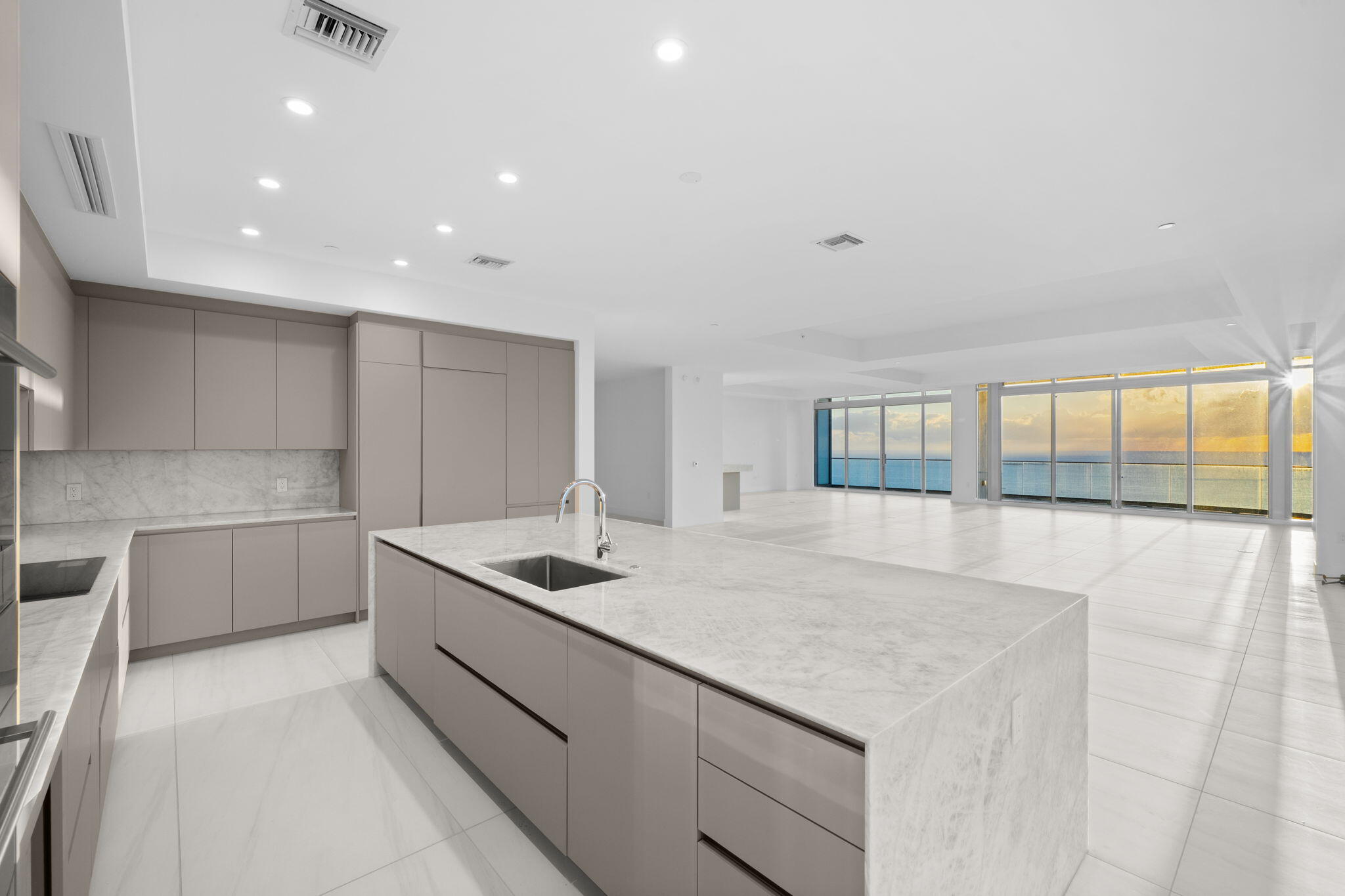 151 N Seabreeze Boulevard Ph2601-e