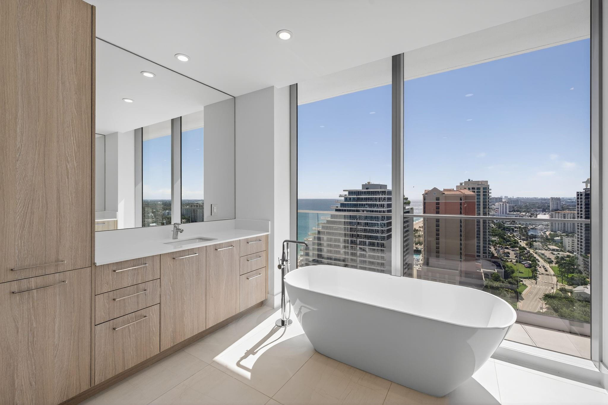 153 N Seabreeze Boulevard 2202-S