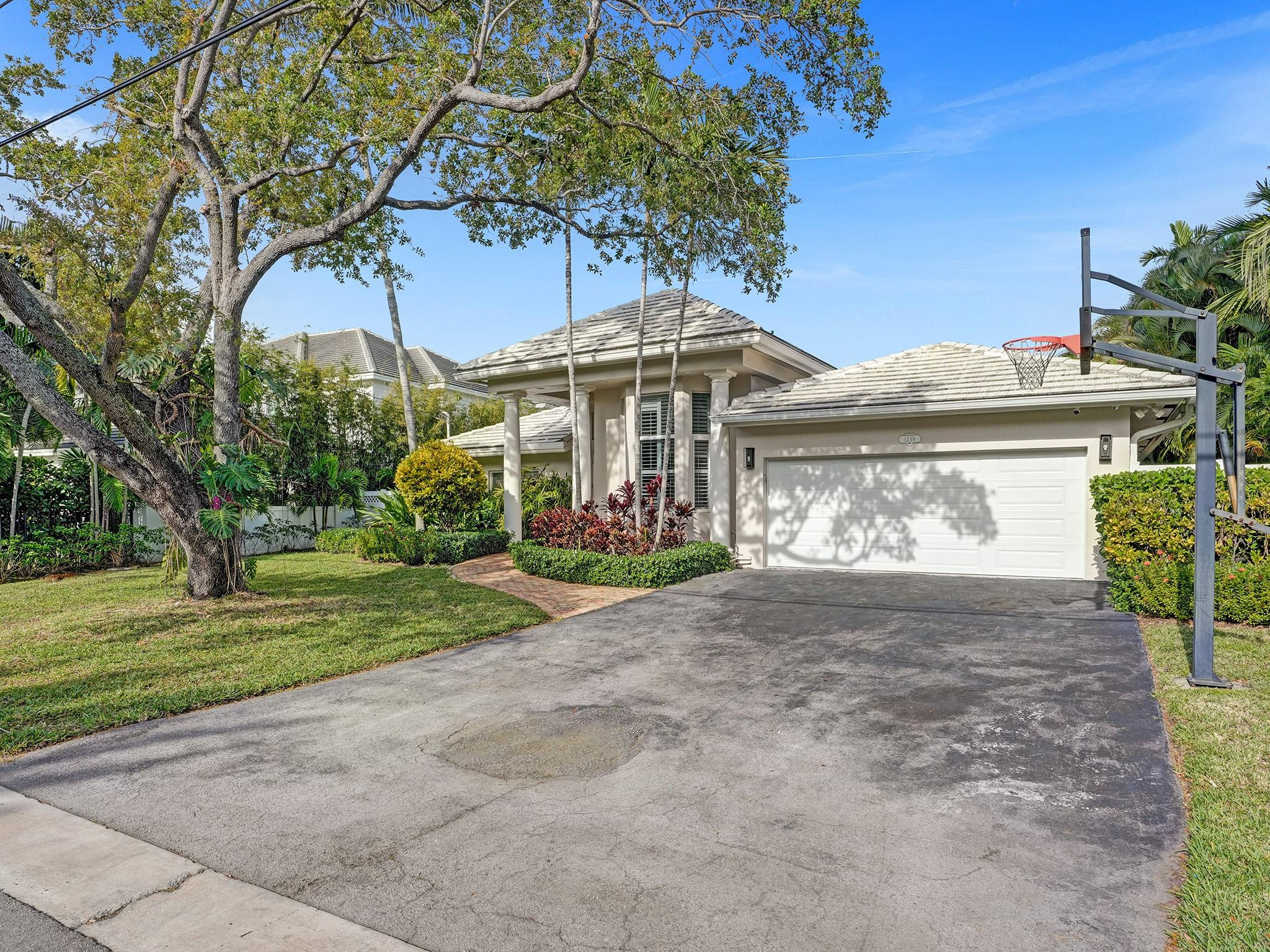 1239 Seminole Dr
