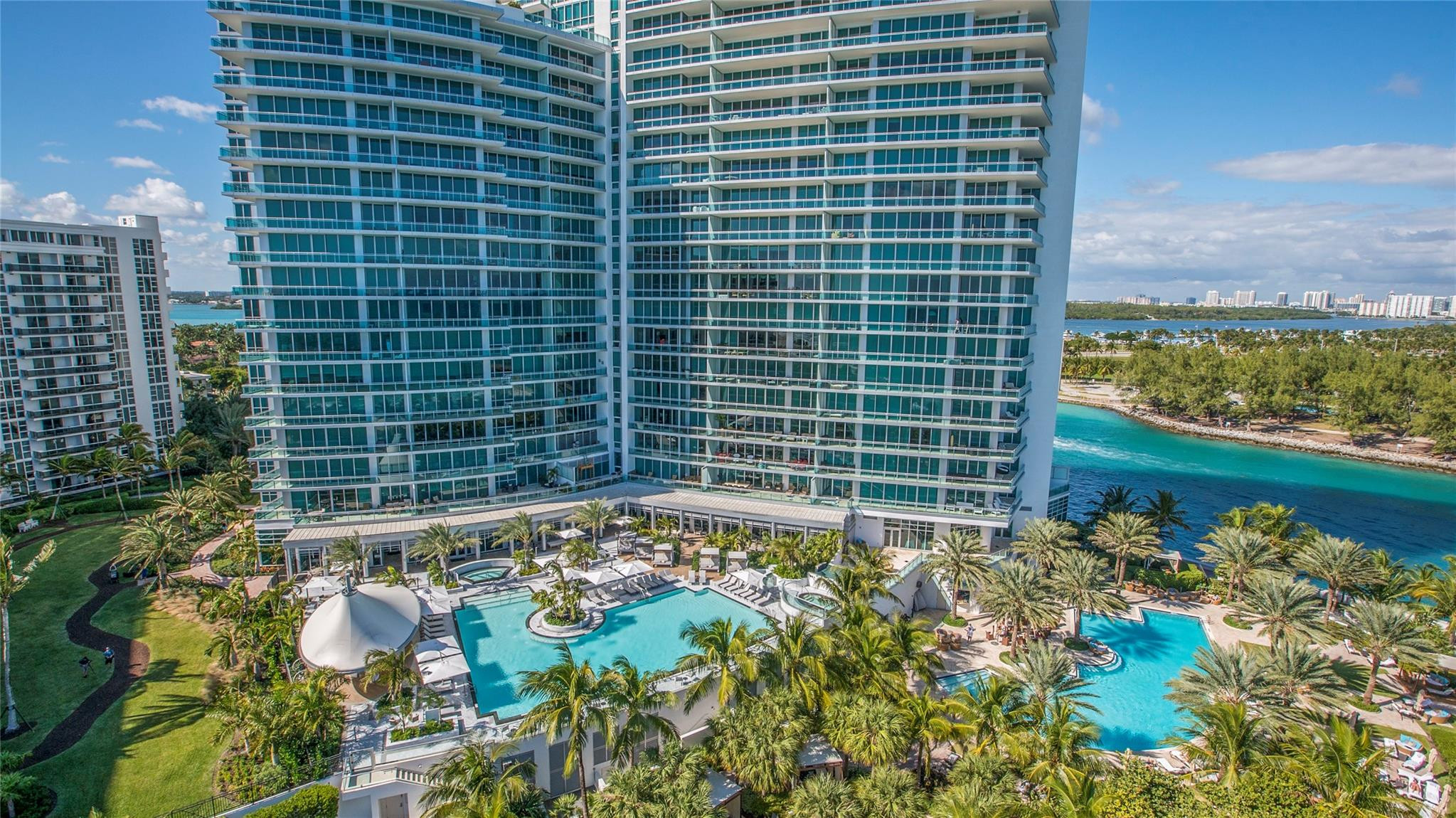 10295 Collins Ave 301