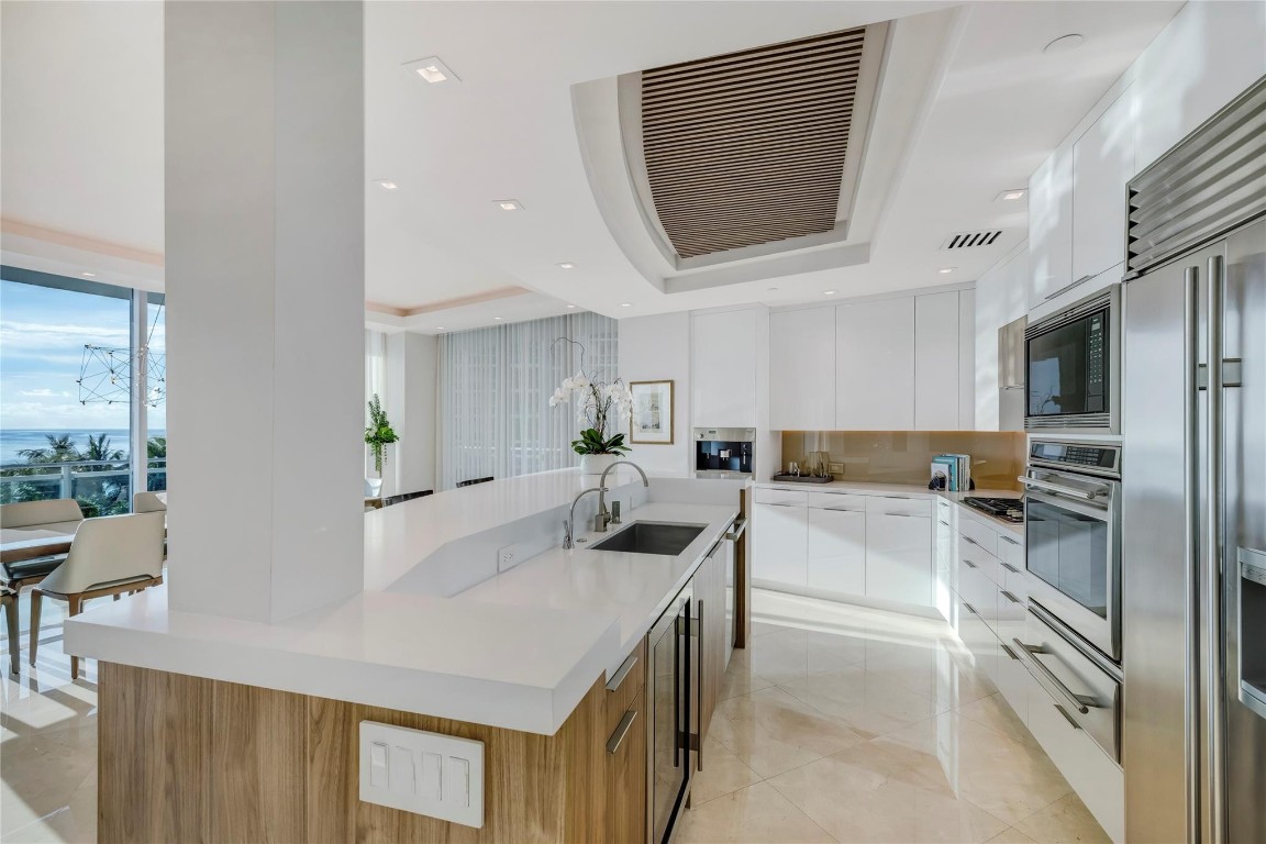 10295 Collins Ave 301