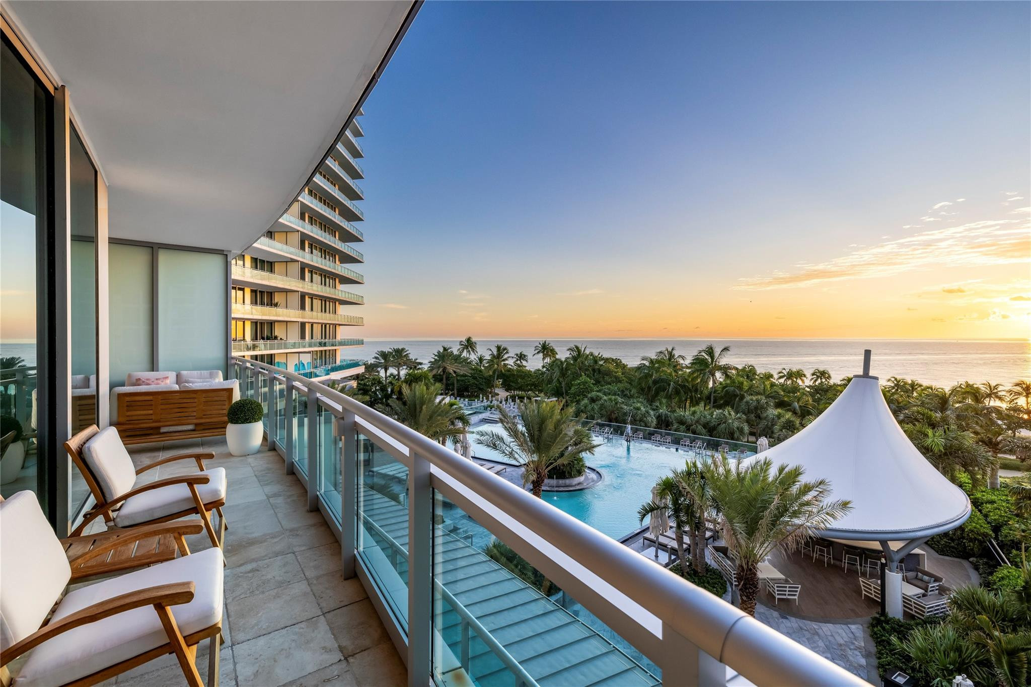 10295 Collins Ave 301