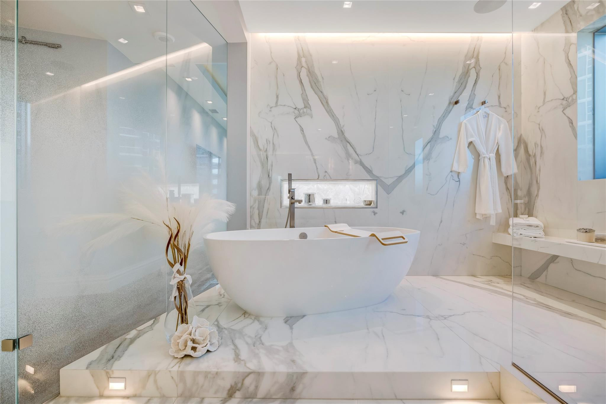 10295 Collins Ave 301