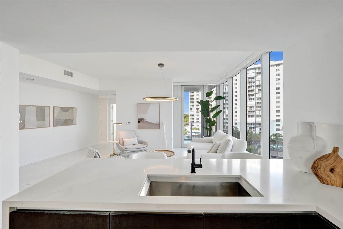 2200 N Ocean Blvd: Unit S406
