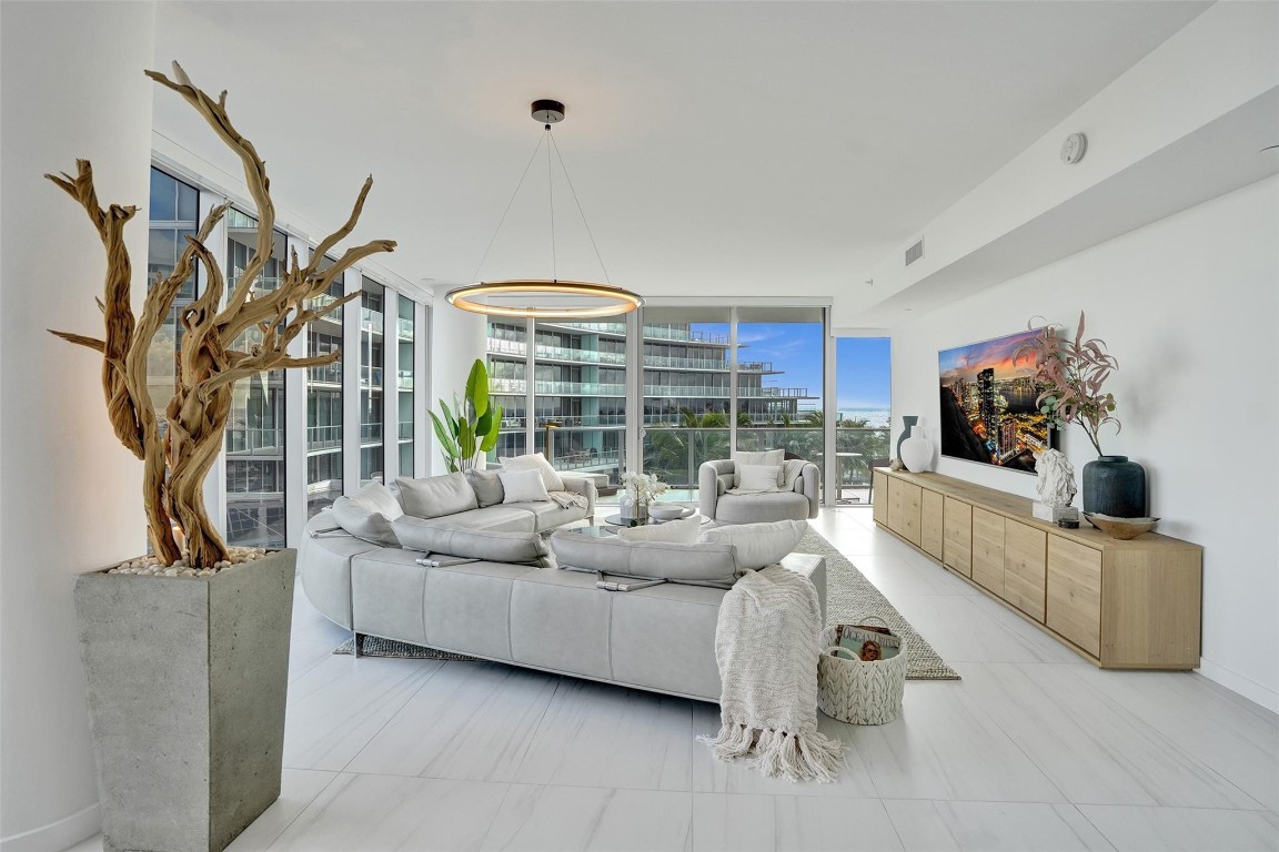 2200 N Ocean Blvd: Unit S406