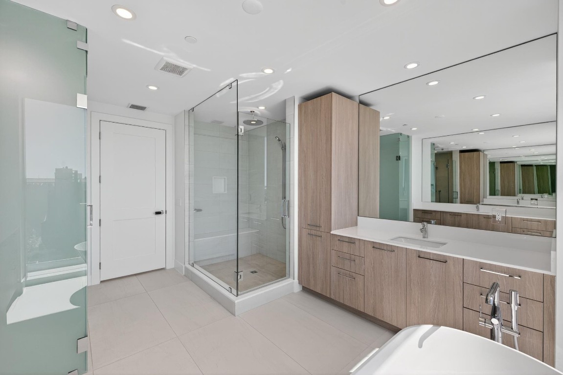 153 N Seabreeze Blvd 2202-S