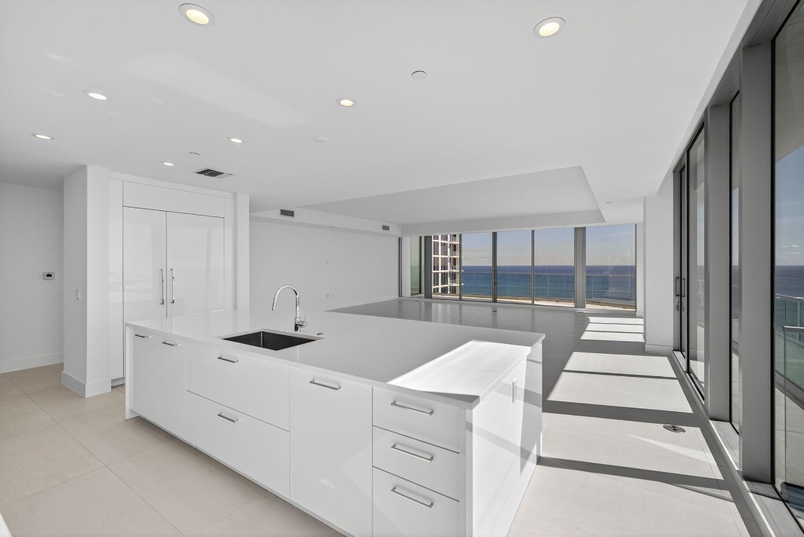 153 N Seabreeze Blvd 2202-S