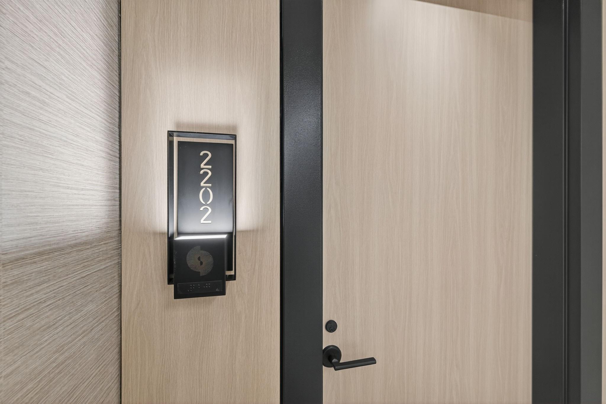 153 N Seabreeze Blvd 2202-S