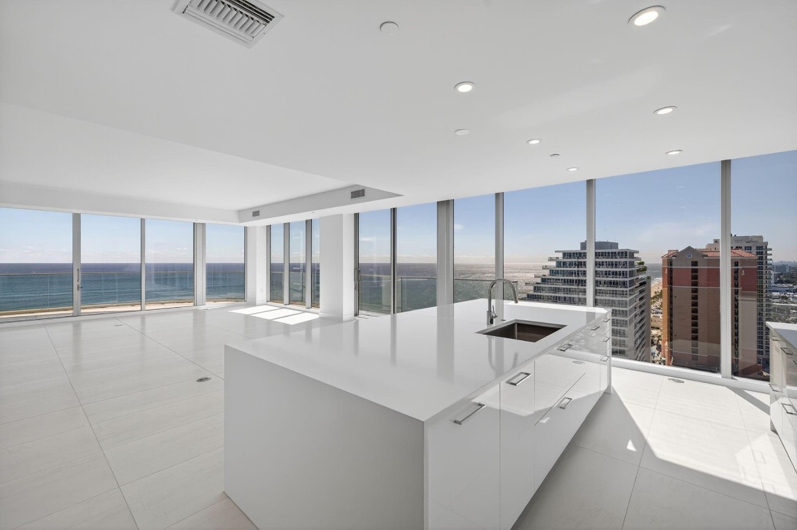 153 N Seabreeze Blvd 2202-S