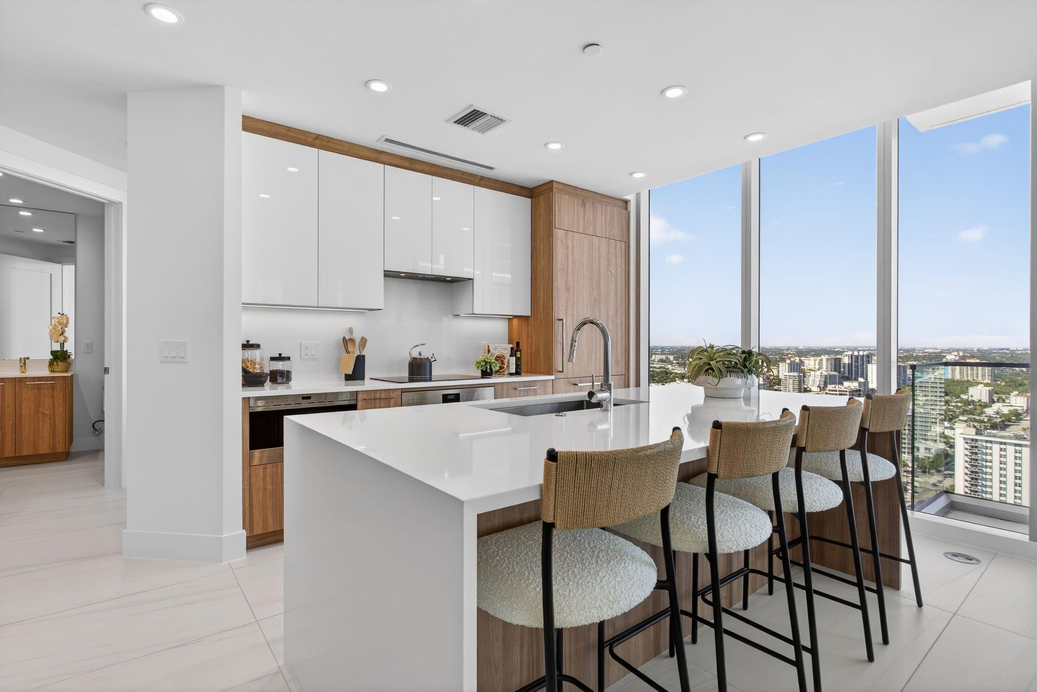 153 N Seabreeze Boulevard 2505