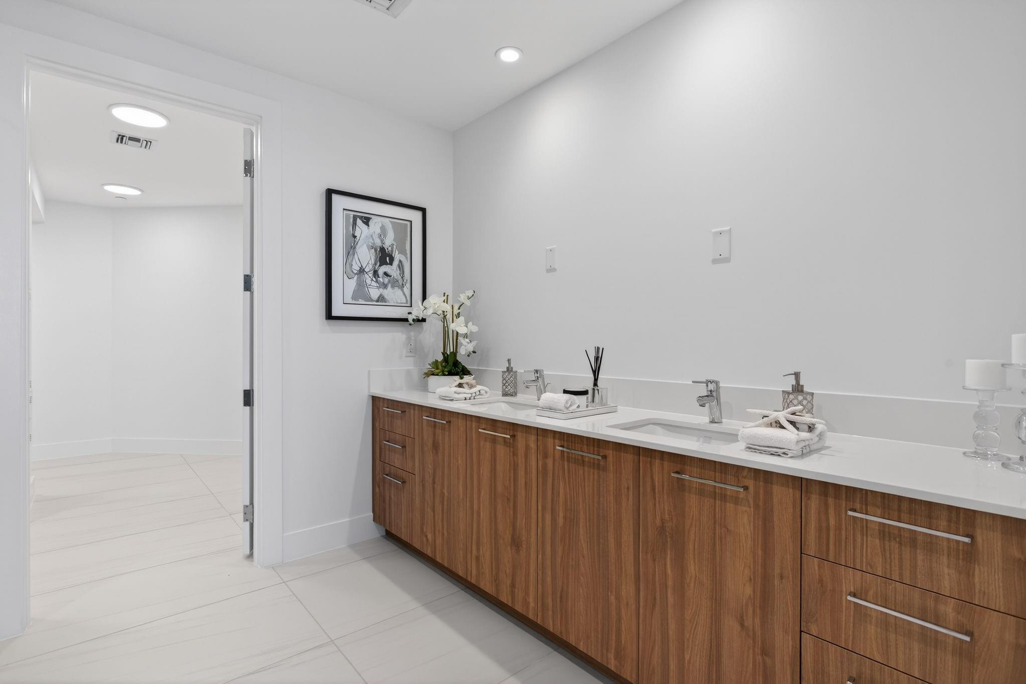153 N Seabreeze Boulevard 2505