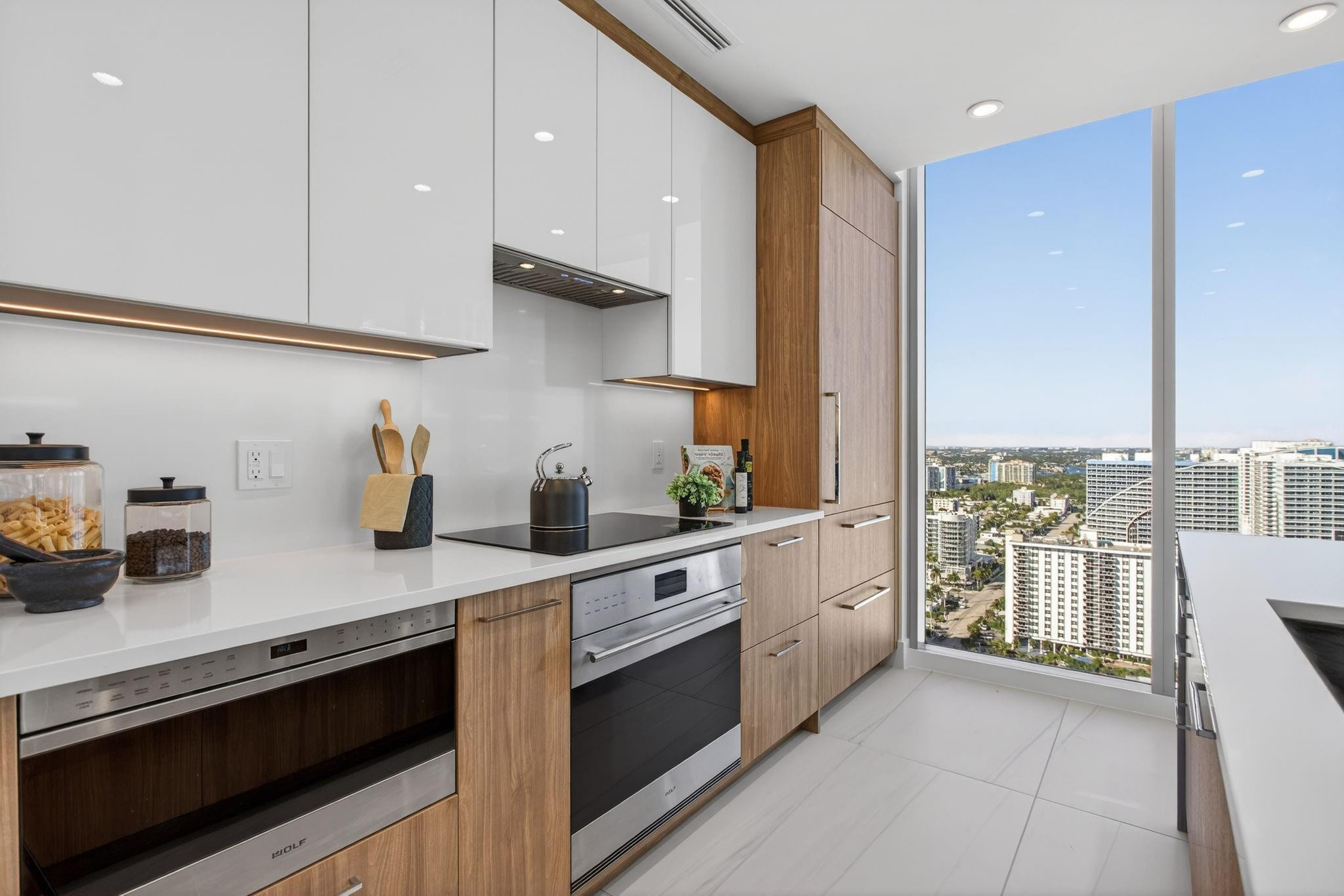 153 N Seabreeze Boulevard 2505