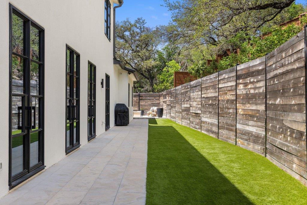 3913 Bonnell DR