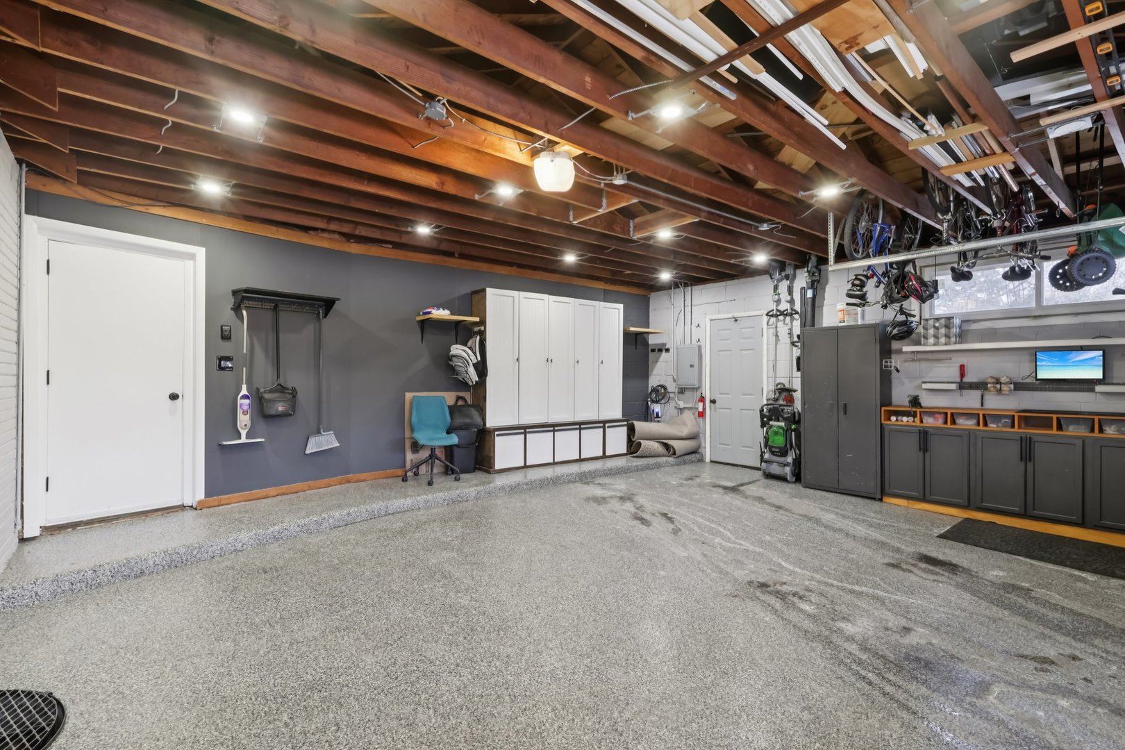 6803 N KEELER Avenue