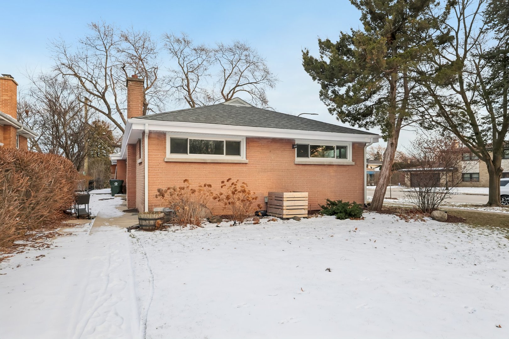 6803 N KEELER Avenue