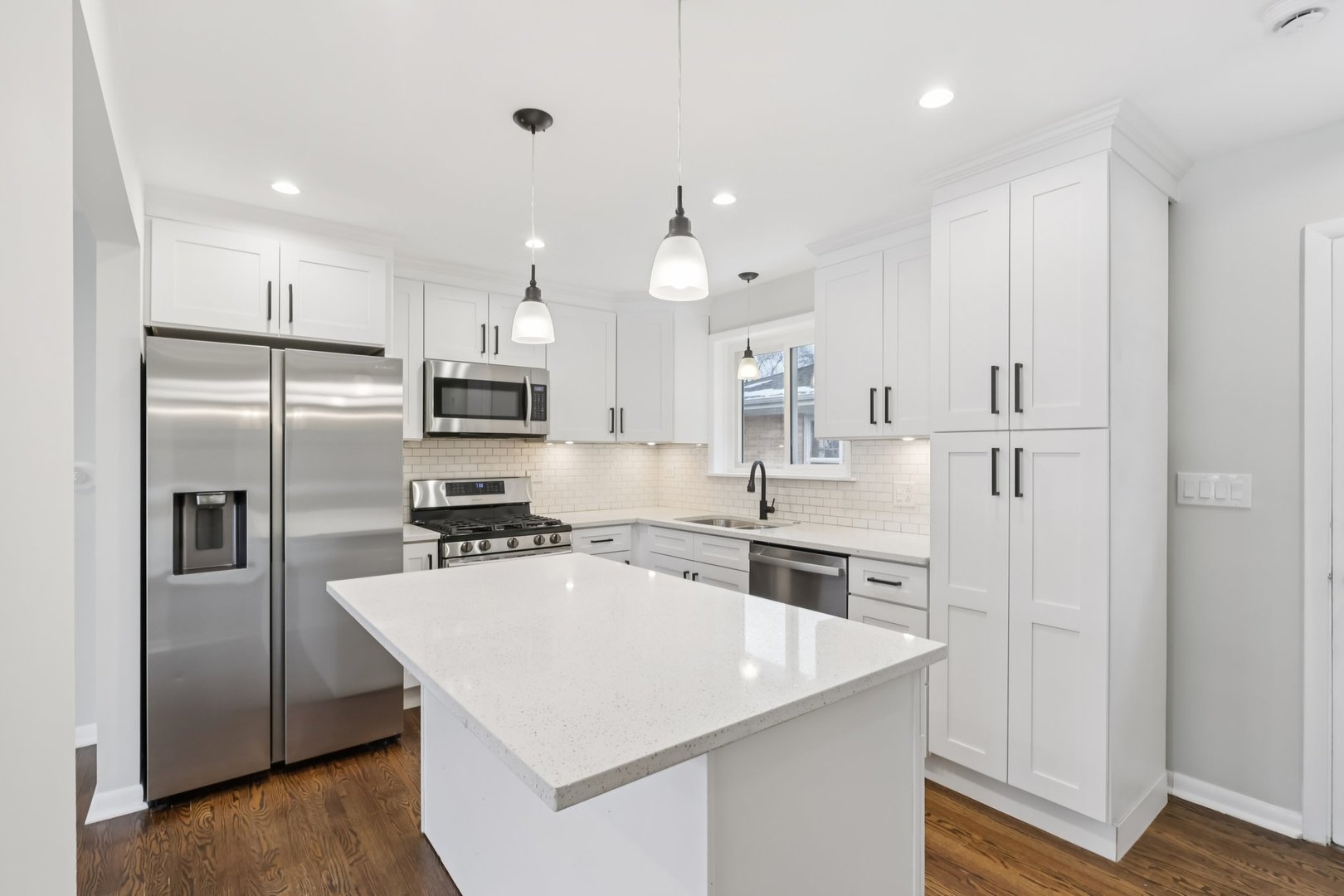 6803 N KEELER Avenue